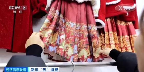 春节临近，“龙元素”服饰卖爆了！山东青岛有商户一天能卖约两千件衣服