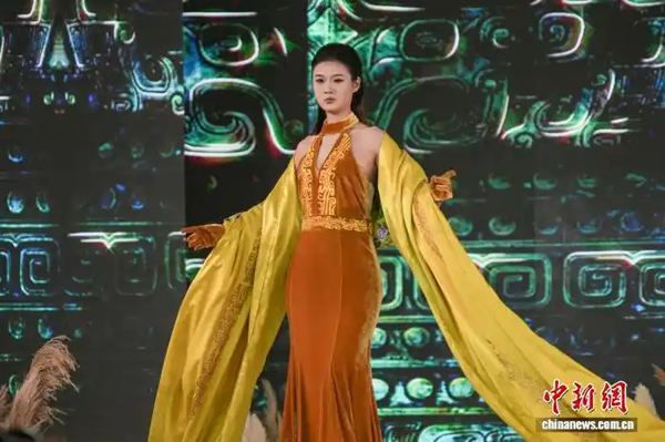 河南郑州：商文化华服亮相 传统与时尚融合再现商都风华